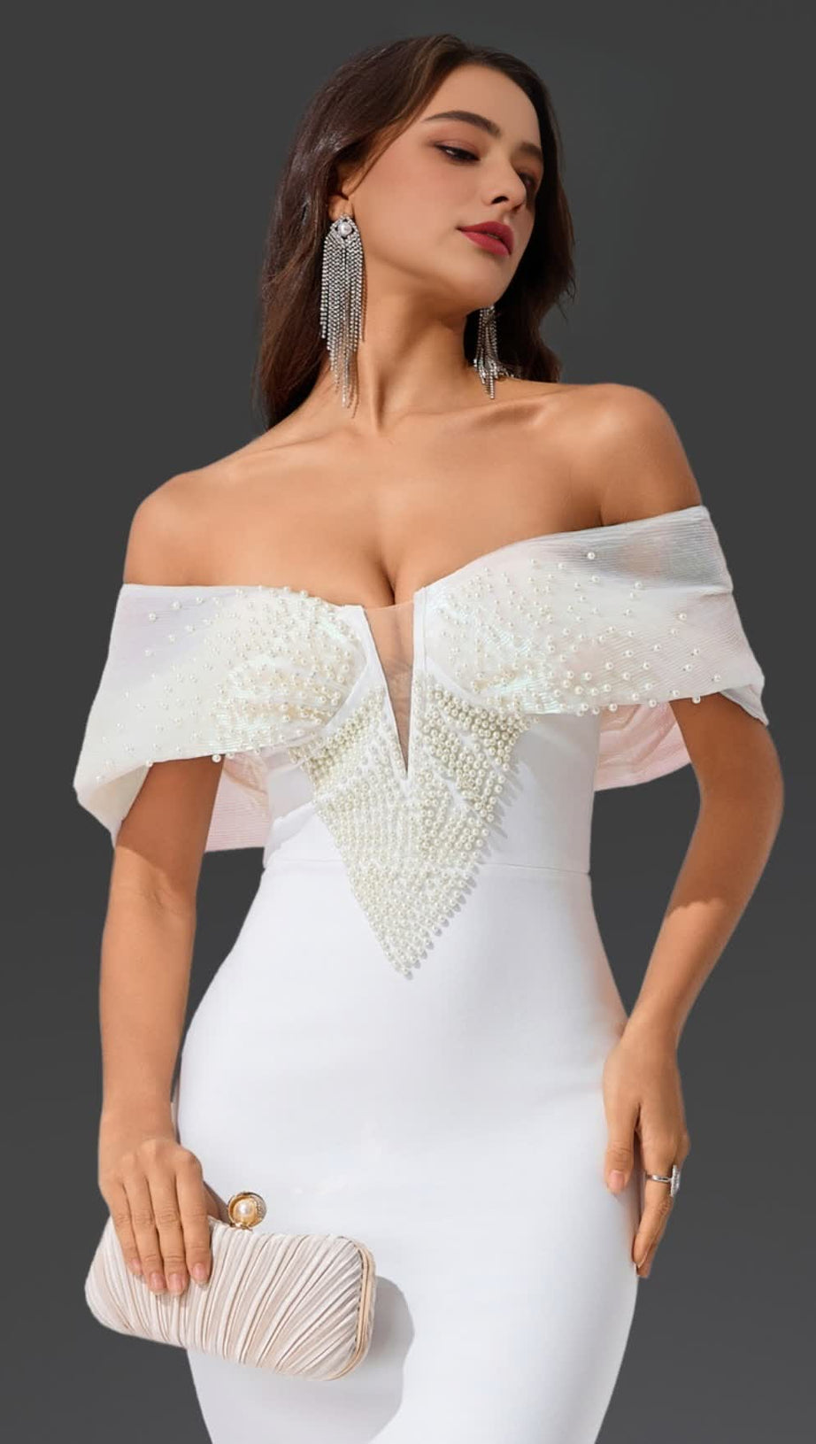 Schulterfreies, figurbetontes Maxikleid mit Perlenverzierung in Weiß