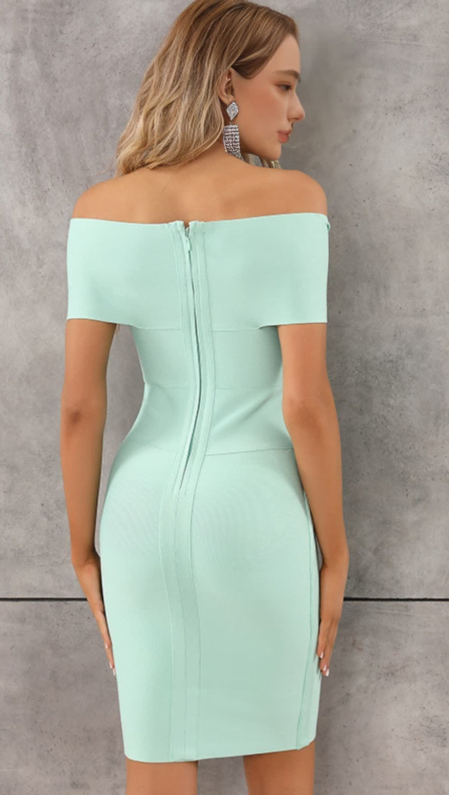 Mintgrünes, schulterfreies MIDI-KLEID