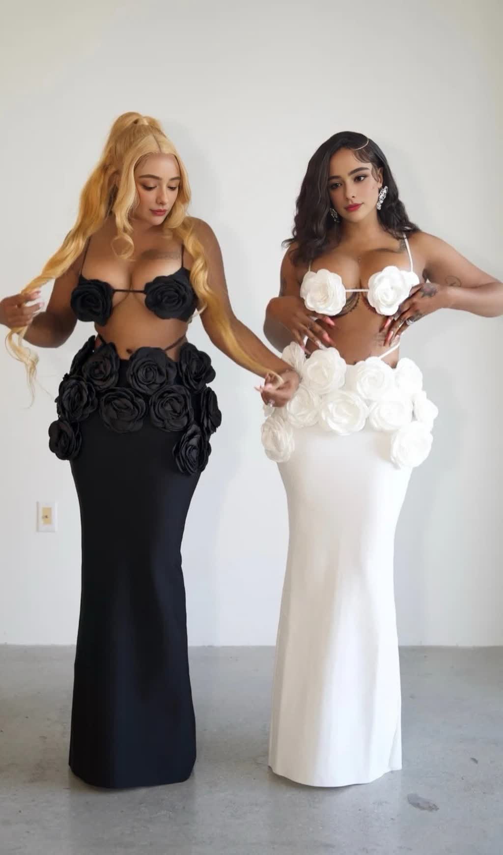 SET AUS WEISSEM BLUMENTOP UND LANGEM MIDIROCK 