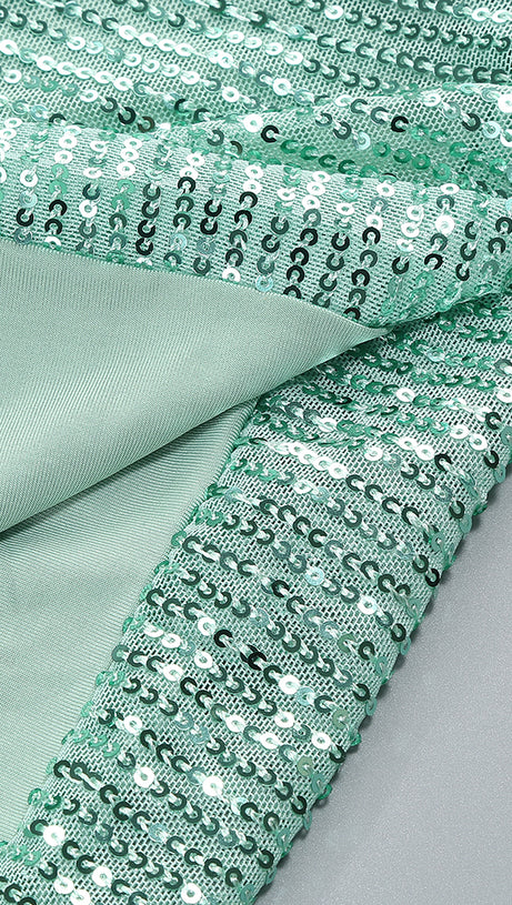 Glitzerndes, Paillettenbesetztes, gedrehtes, gerüschtes, hochgeschlitztes Unterkleid für den Abend