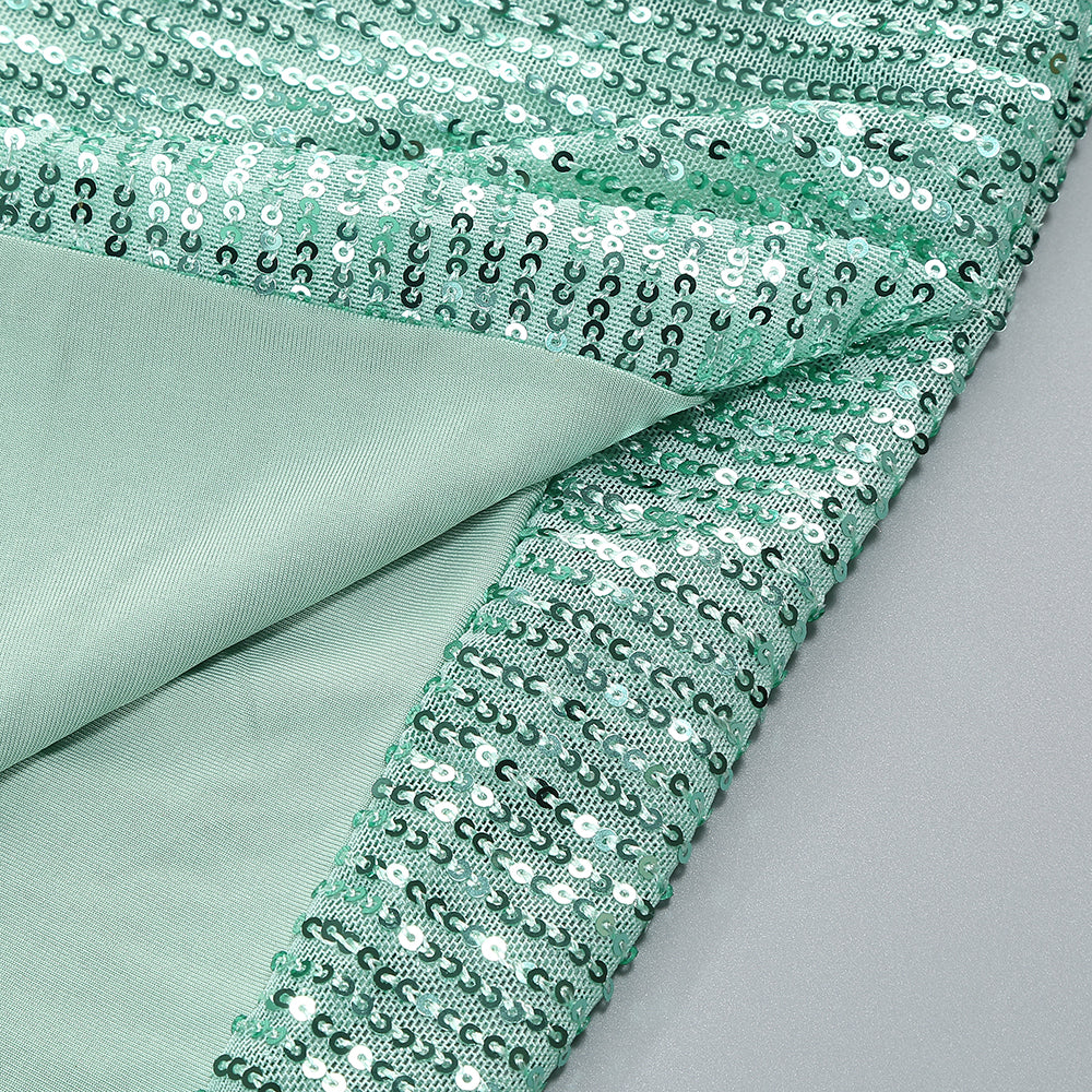 Glitzerndes, Paillettenbesetztes, gedrehtes, gerüschtes, hochgeschlitztes Unterkleid für den Abend