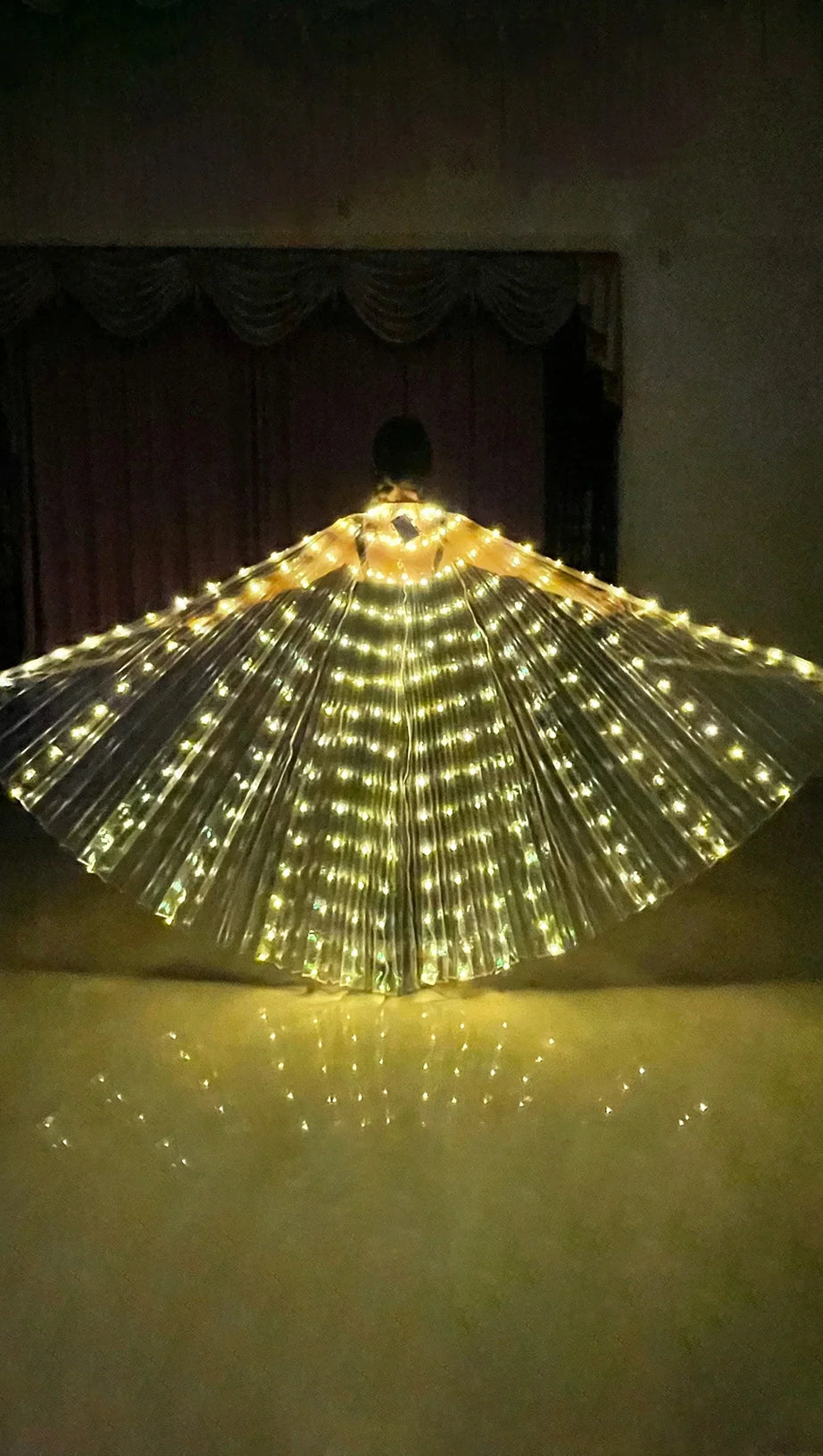 MANTELLO CON ALI DI FARFALLA A LED LIA