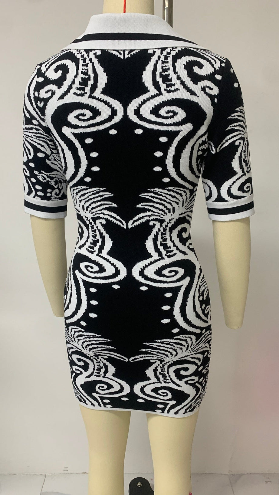 KNIT VINTAGE PATTERN MINI DRESS IN BLACK