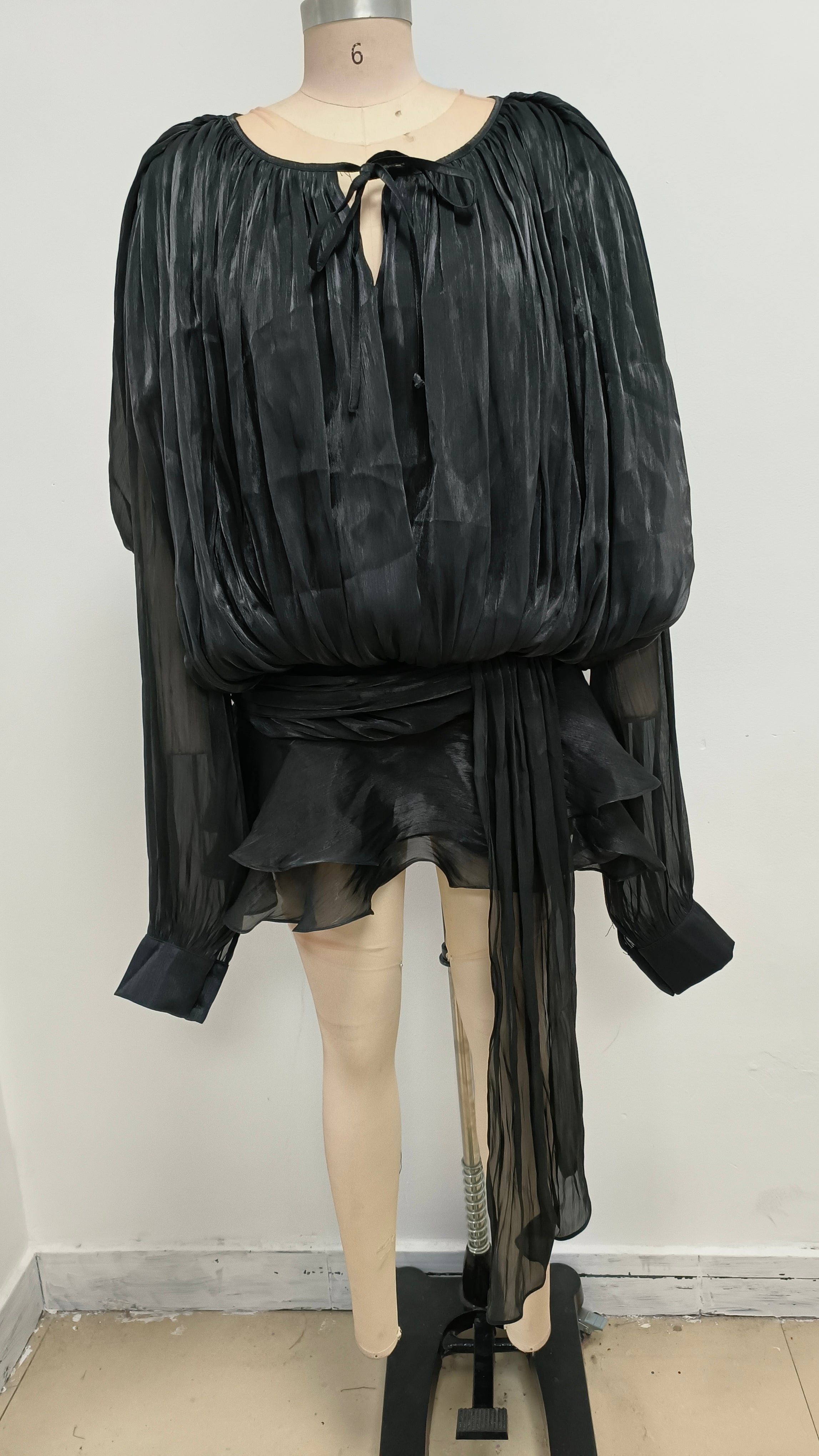 Schwarzes langärmliges Minikleid mit Schleife 