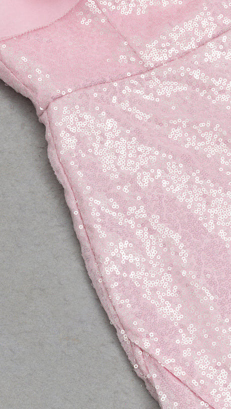 ELVA PINK MIDIKLEID MIT RÜSCHENBESATZ UND HOHEM SCHLITZ UND PAILLETTEN