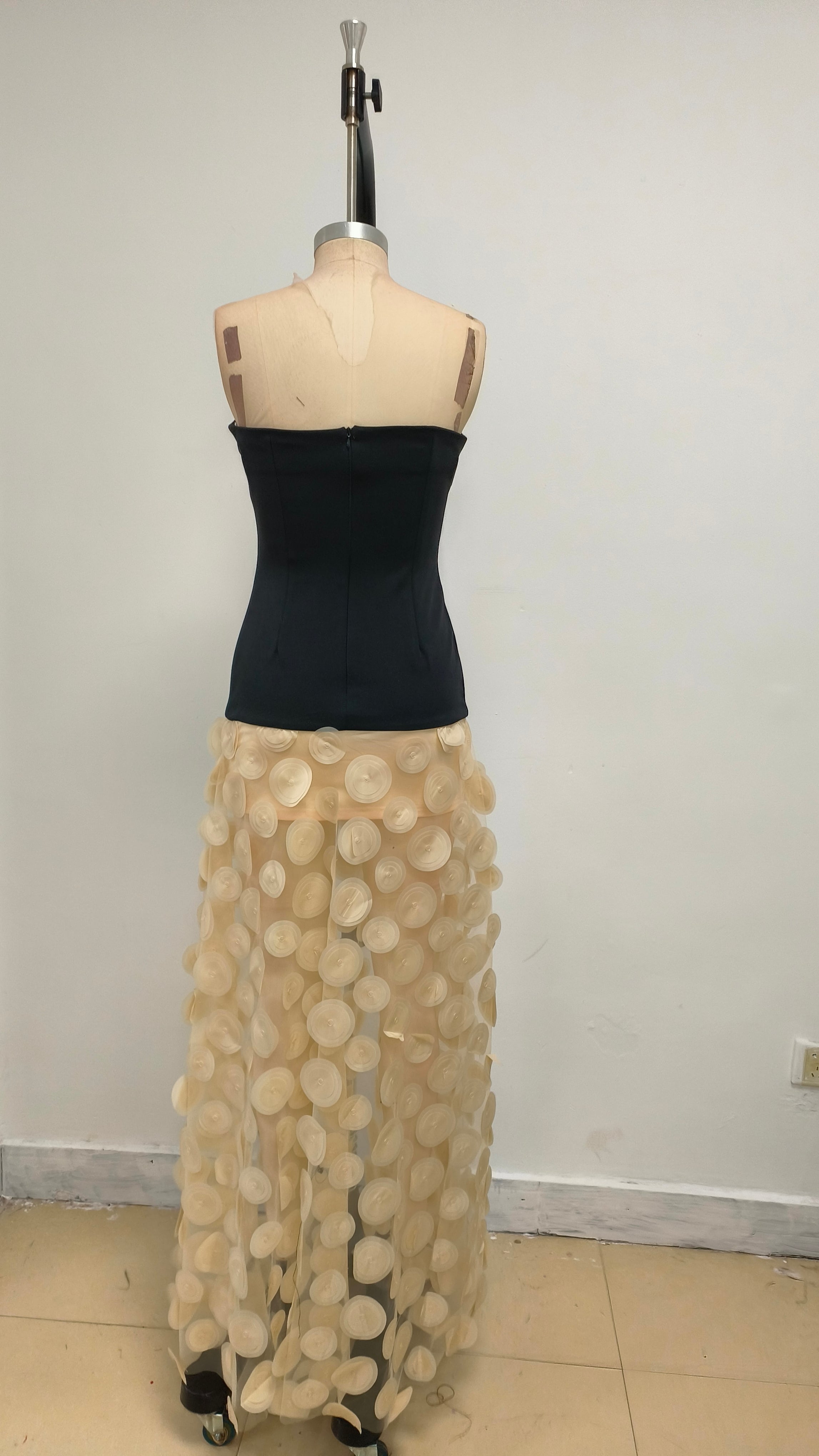 Trägerloses Maxikleid in A-Linie Schwarz Elfenbein