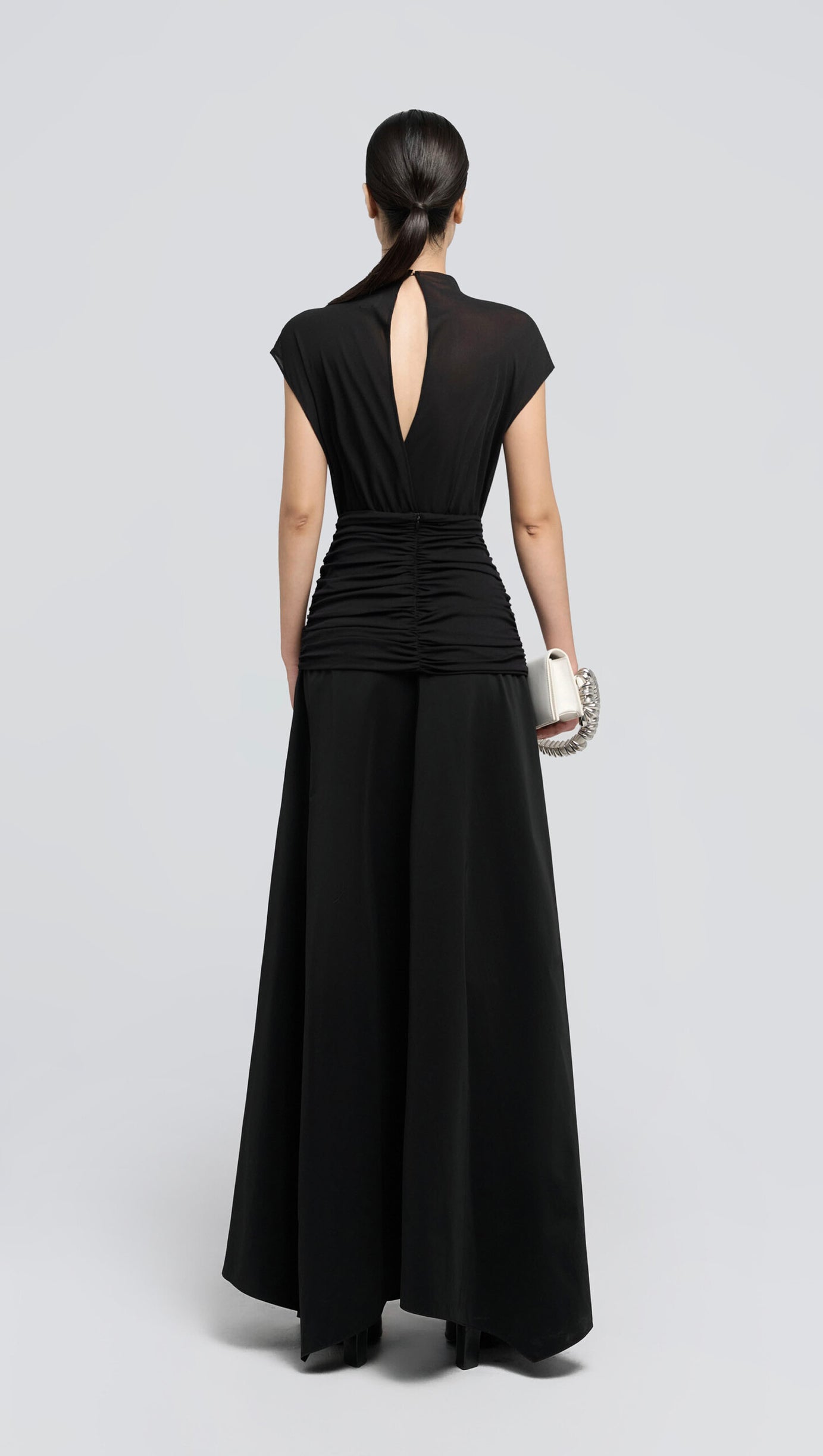 ABITO MIDI NERO CON PIEGHE INCROCIATE IN VITA E ORLO ASIMMETRICO