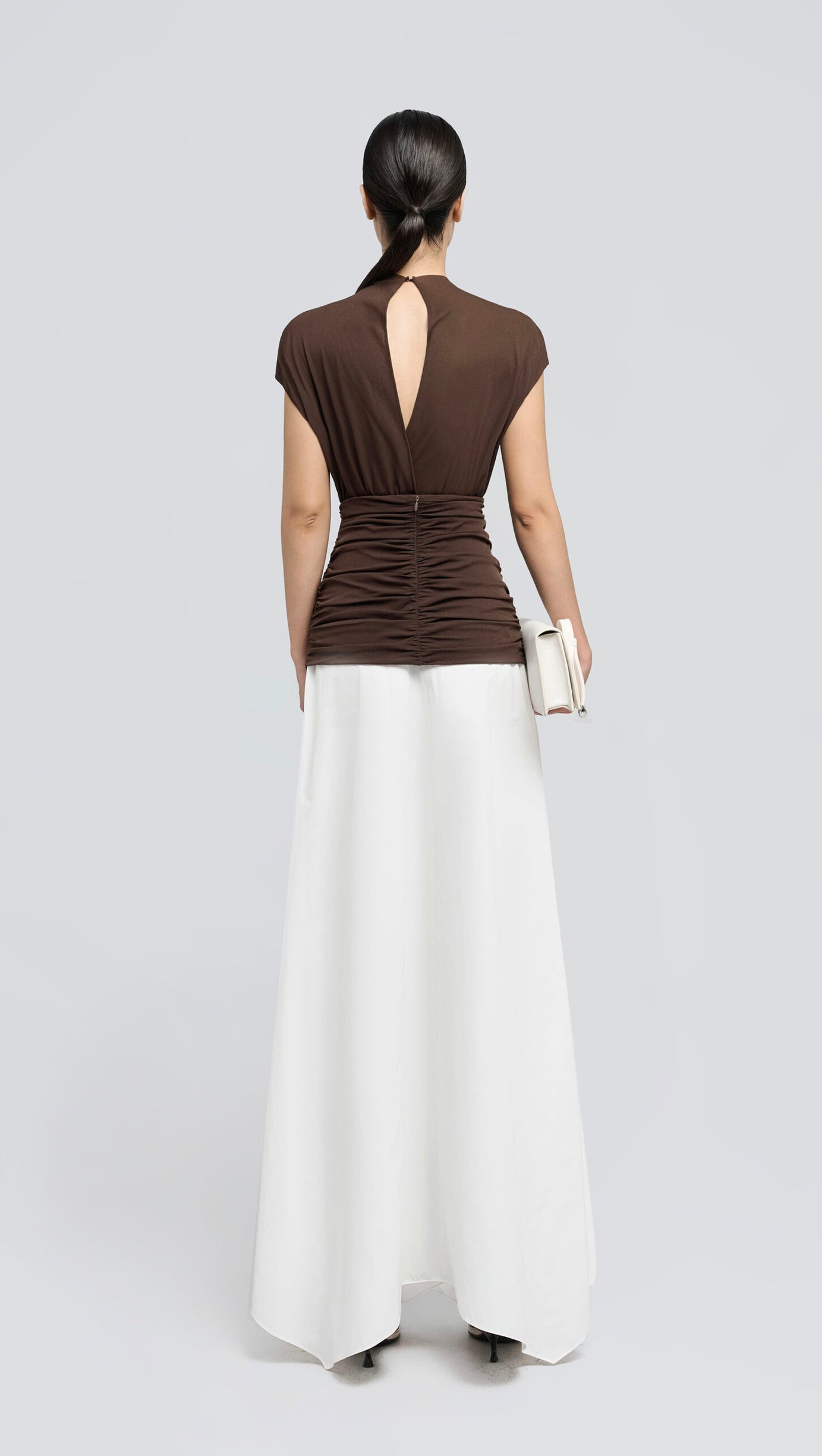 braunes Midikleid mit Querfalten und asymmetrischem Saum