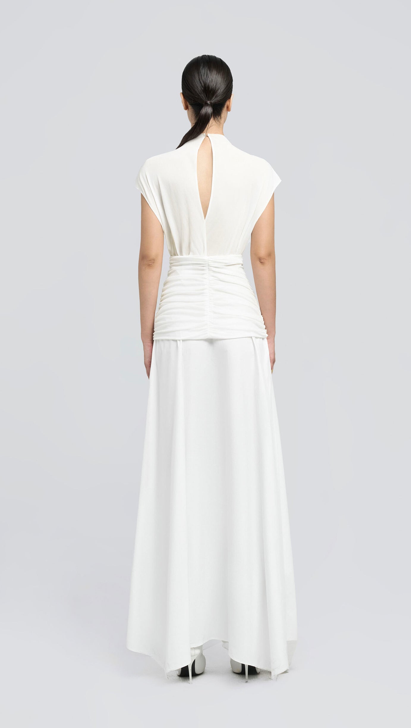 ABITO MIDI BIANCO CON PIEGHE INCROCIATE IN VITA E ORLO ASIMMETRICO