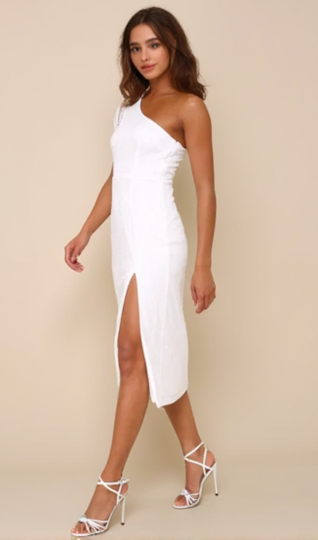 Amazing Glamour – Weißes, gepunktetes One-Shoulder-Midikleid aus Netzstoff 