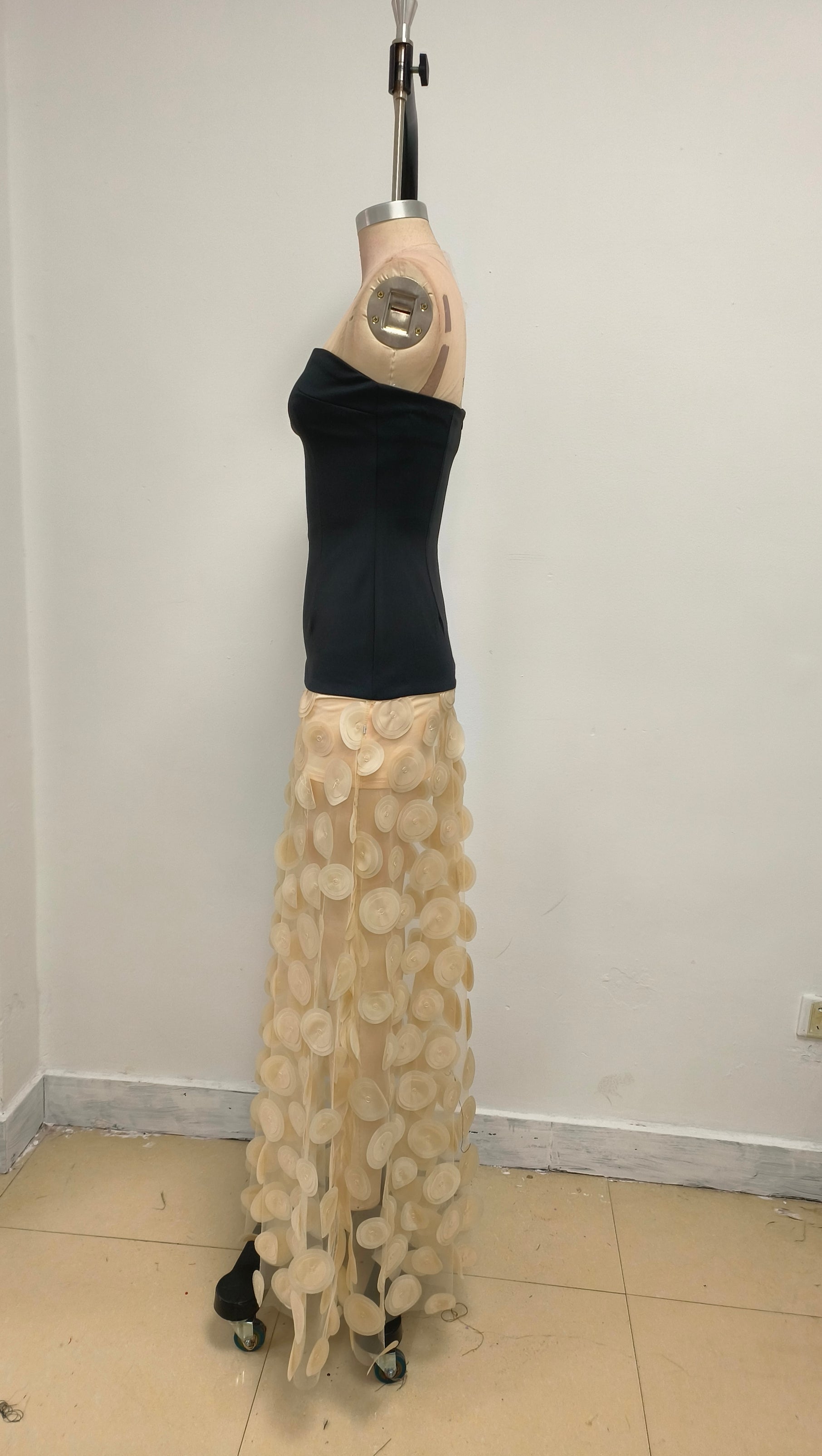 Trägerloses Maxikleid in A-Linie Schwarz Elfenbein