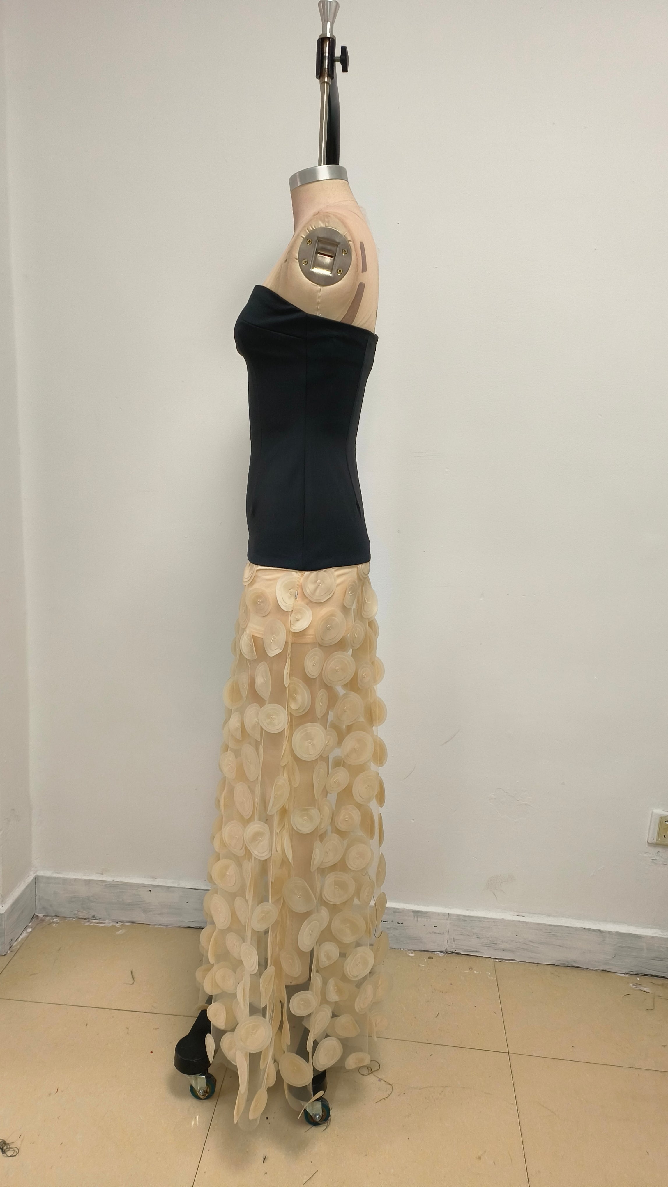 Trägerloses Maxikleid in A-Linie Schwarz Elfenbein