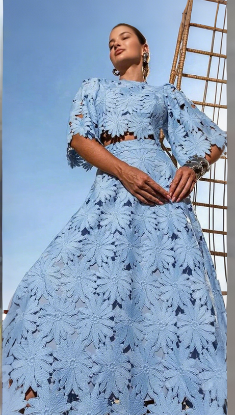 Zweiteiliges Set aus besticktem Spitzenoberteil und Maxirock in Blau