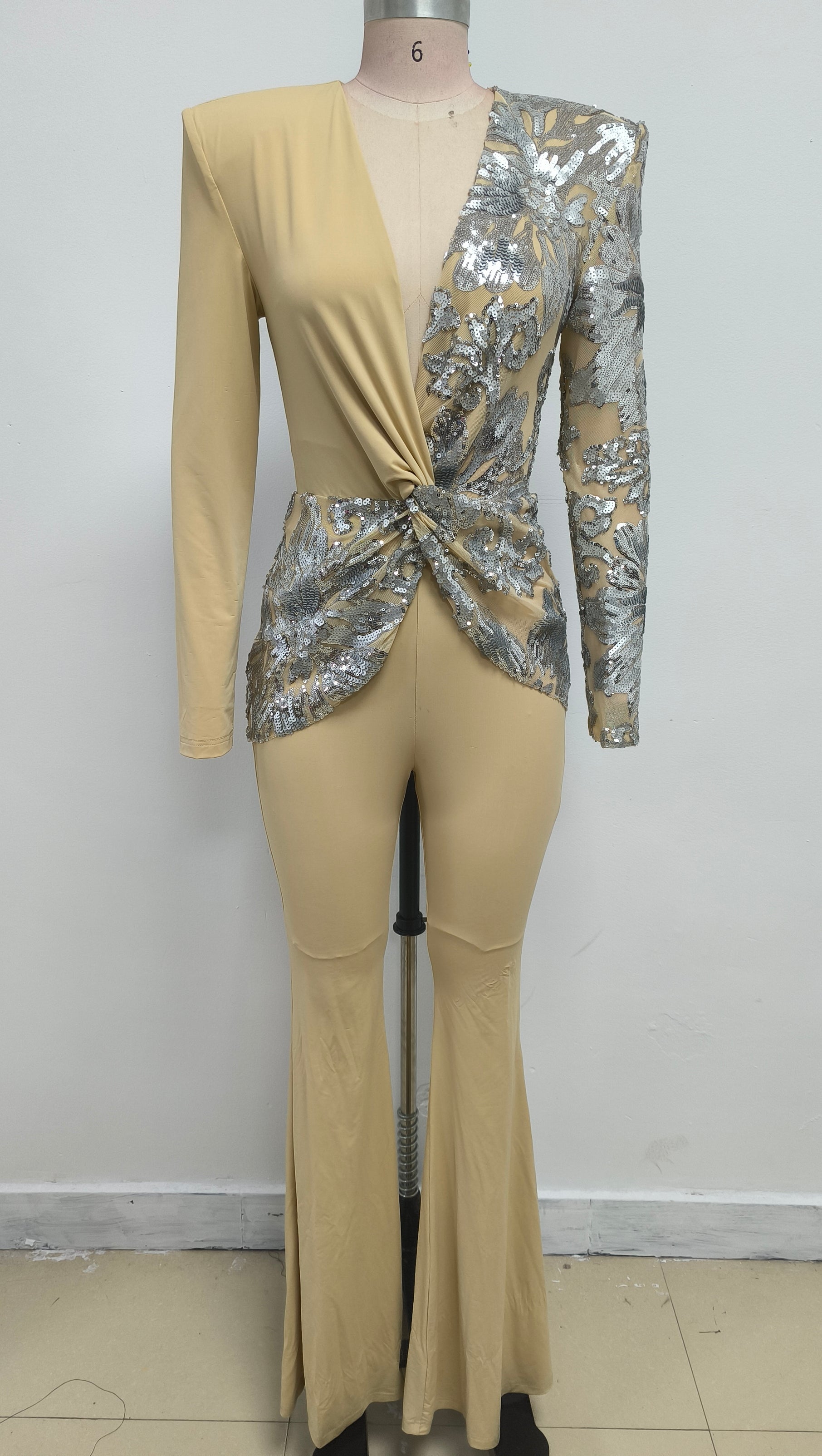 Langarm-Jumpsuit mit Pailletten in Sandsilber