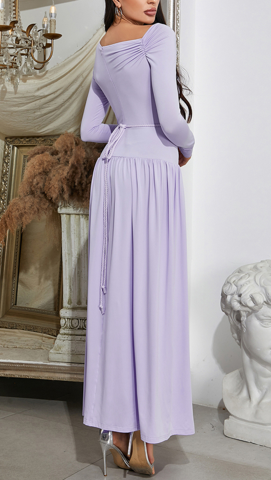 LAVENDELFARBENES OFF-SHOULDER-MAXIKLEID MIT LANGEN ÄRMELN UND PLISSEE