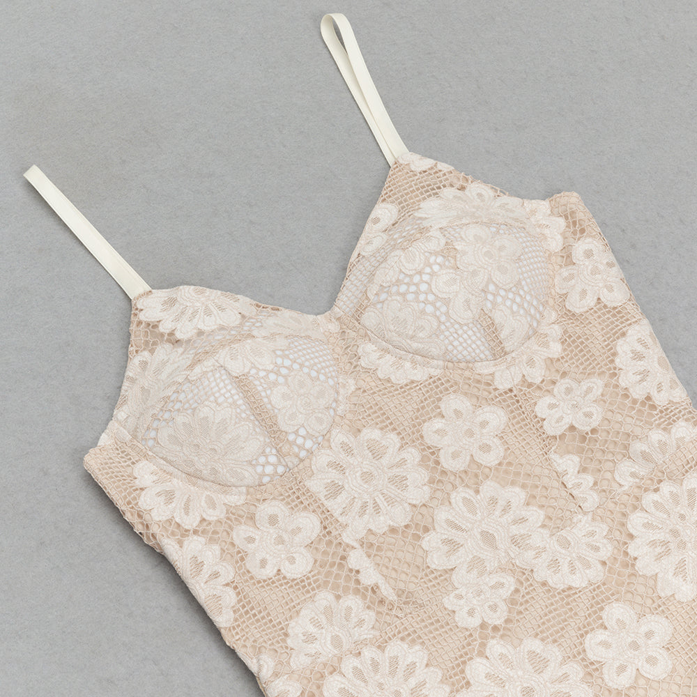Weißes, figurbetontes Maxikleid aus Spitze mit Blumenmuster