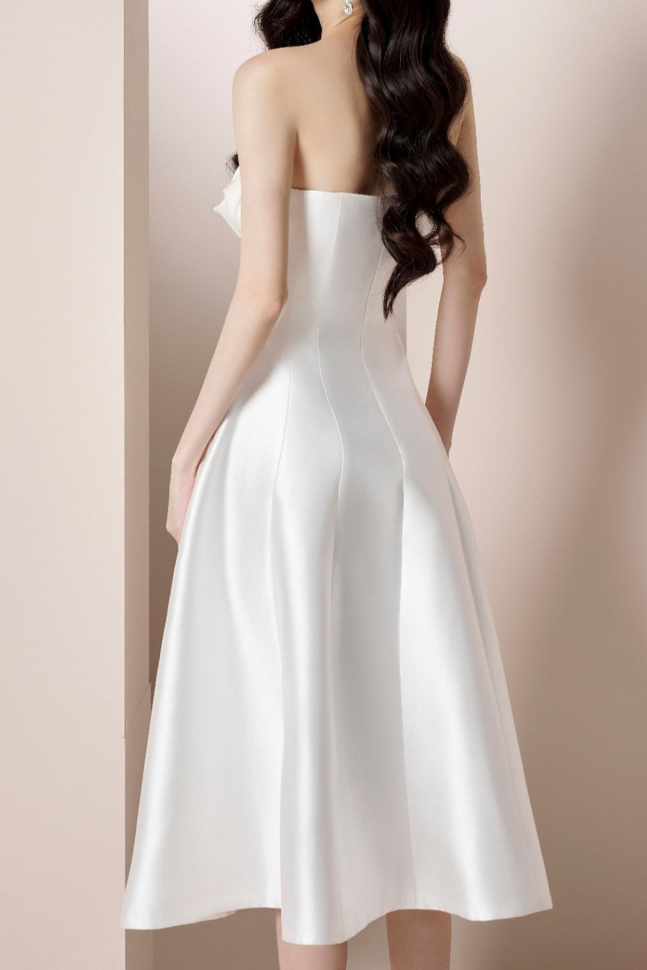 MIGNON 3D FLOWER SATIN STRAPLESS MIDI DRESS IN WHITE