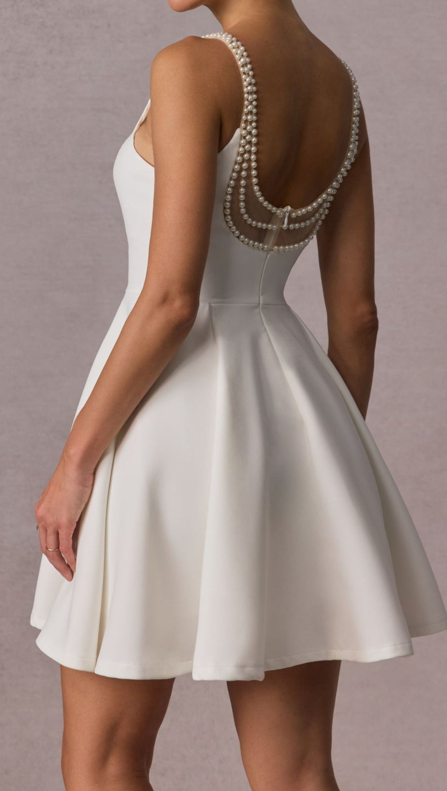 Camille – Minikleid mit offenem Rücken und Perlenverzierung in Weiß