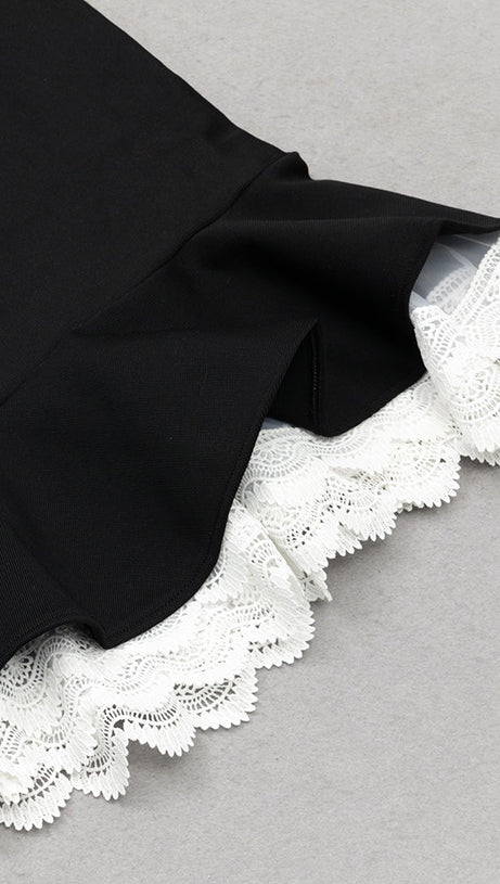 Schwarzes Bandagekleid mit Spitzenknöpfen vorn und Meerjungfrauen-Saum