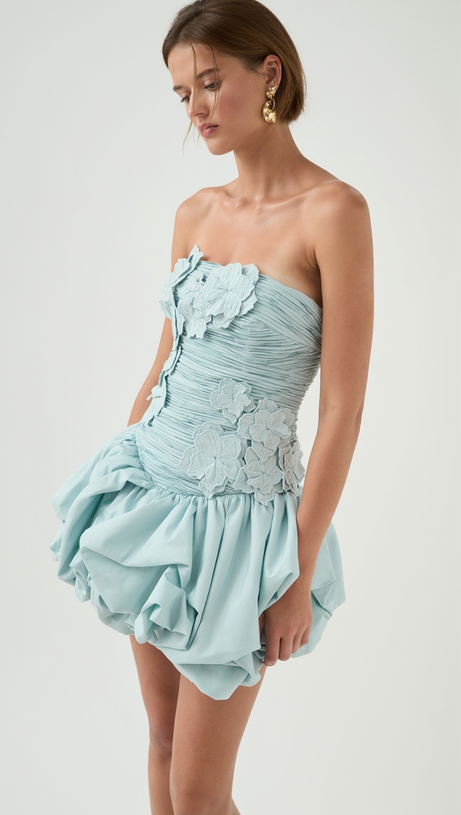 Moira – Trägerloses, bauschiges Minikleid mit Blumenmuster in Blau