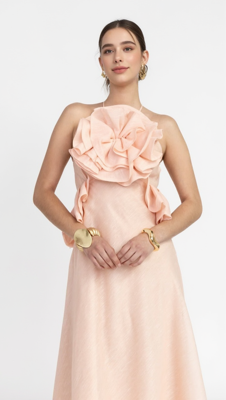 Aurora – Neckholder-Maxikleid mit Rüschen in Rosa