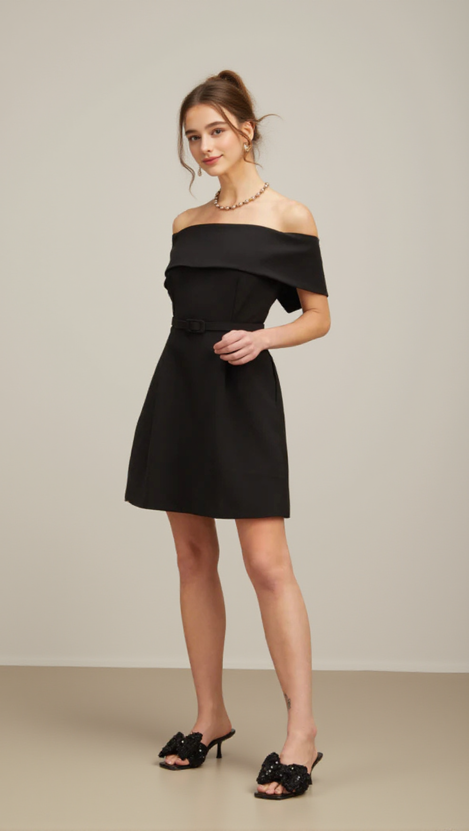 MINI ABITO NERO A TRAPEZIO CON CINTURA E SPALLE SCOPERTE