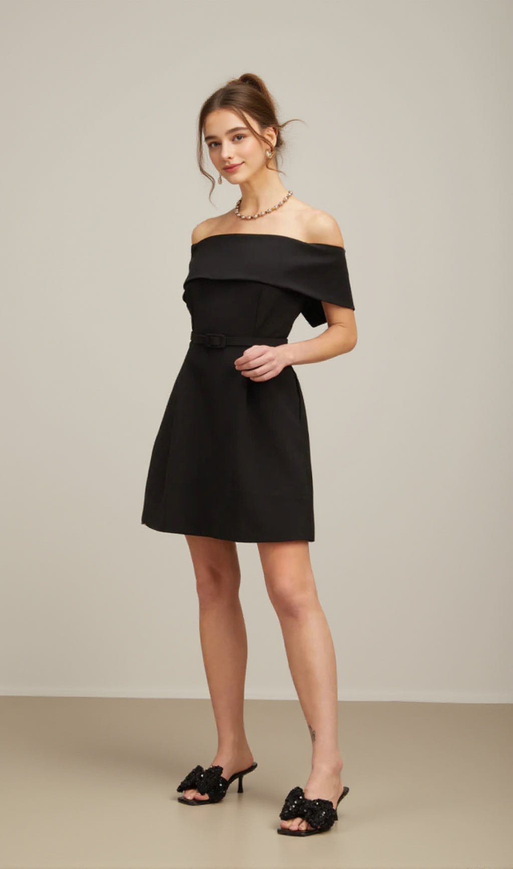 MINI ABITO NERO A TRAPEZIO CON CINTURA E SPALLE SCOPERTE