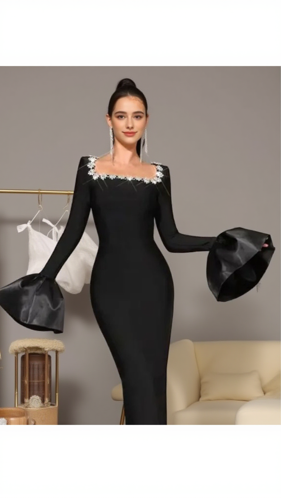 Langärmliges Maxikleid mit Kristallausschnitt in Schwarz