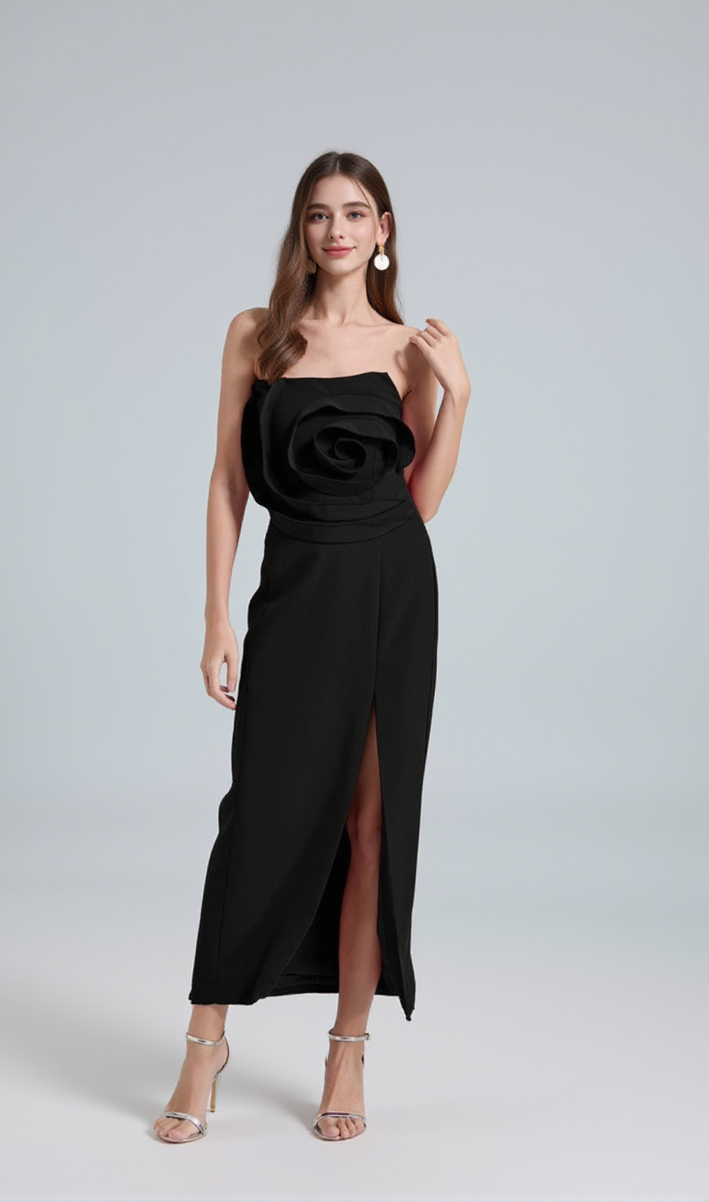 Michelle – Trägerloses Midikleid mit 3D-Blumen in Schwarz