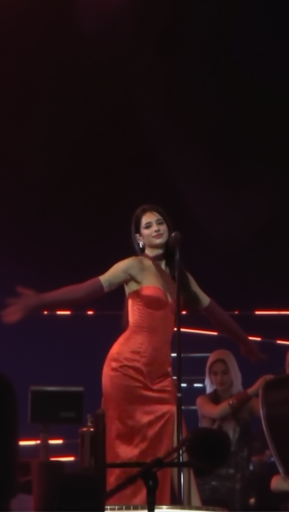 Trägerloses Kleid mit hohem Schlitz und Handschuhen