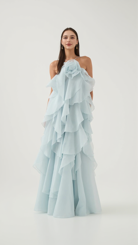 Caysie – Neckholder-Maxikleid mit floralem Rüschenmuster in Blau