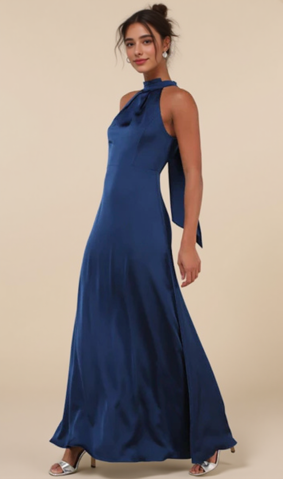 Abito lungo in raso blu con scollo a lupetto e plissettature