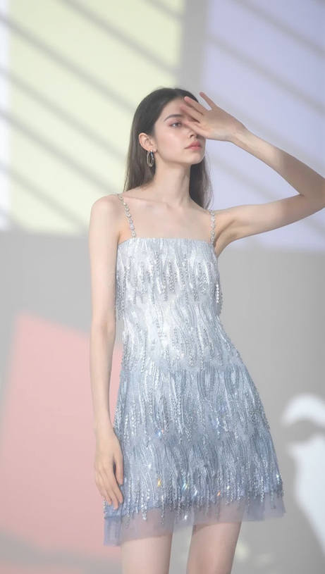 MINIKLEID MIT DIAMANTEN IN BLAU