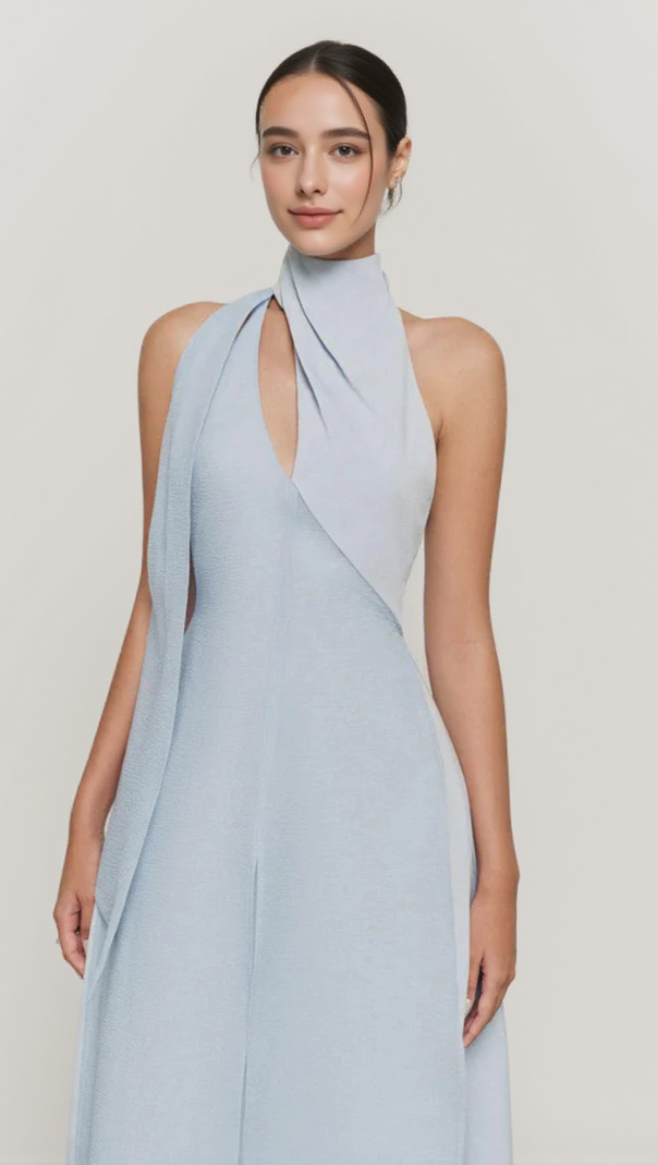 Yen – Hochgeschlossenes Maxikleid aus Seidenfloss mit mehreren Lagen in Blau