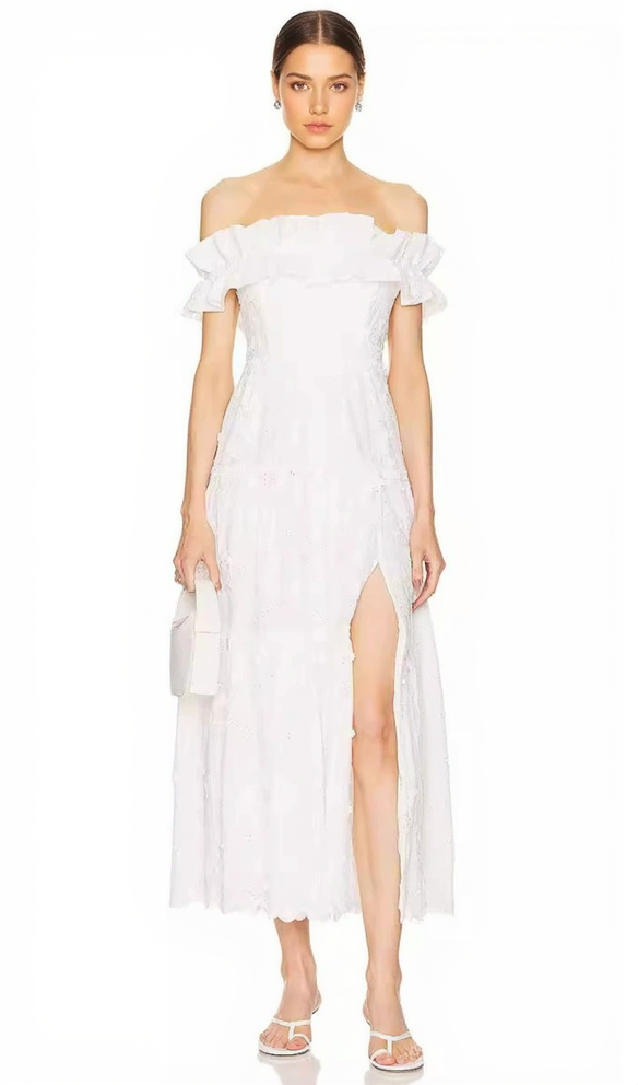 MIDIKLEID MIT RÜSCHENAUSSCHNITT UND HOHEM SCHLITZ IN WEISS