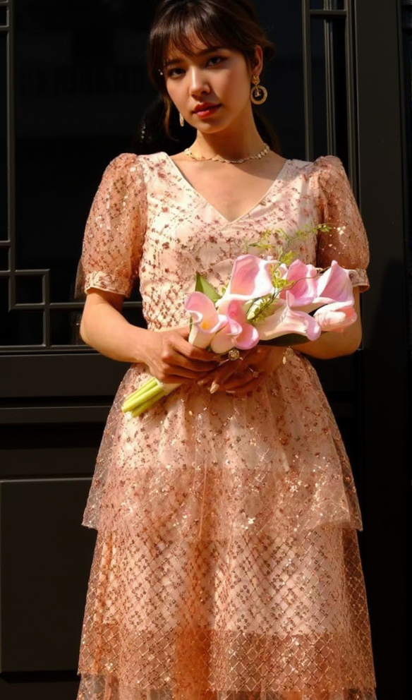 MIDIKLEID MIT V-AUSSCHNITT UND PAILLETTEN