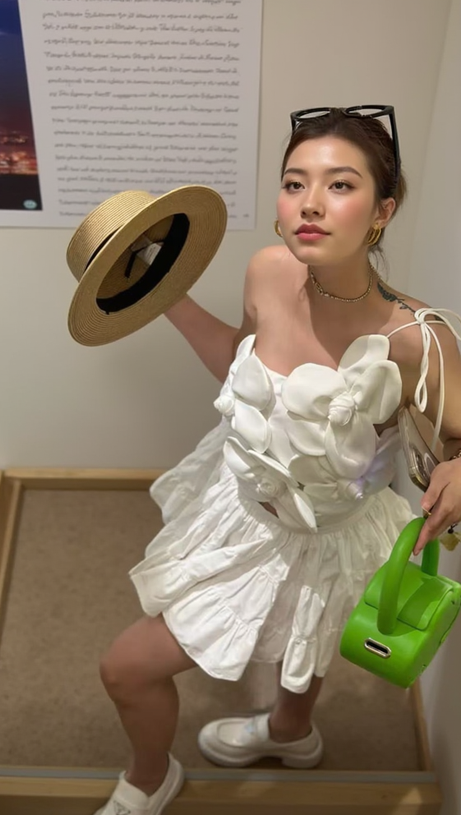 Weißes, bauchfreies Oberteil mit Blumenmotiv „Andia“