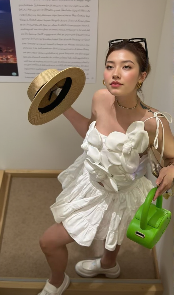 Weißes, bauchfreies Oberteil mit Blumenmotiv „Andia“