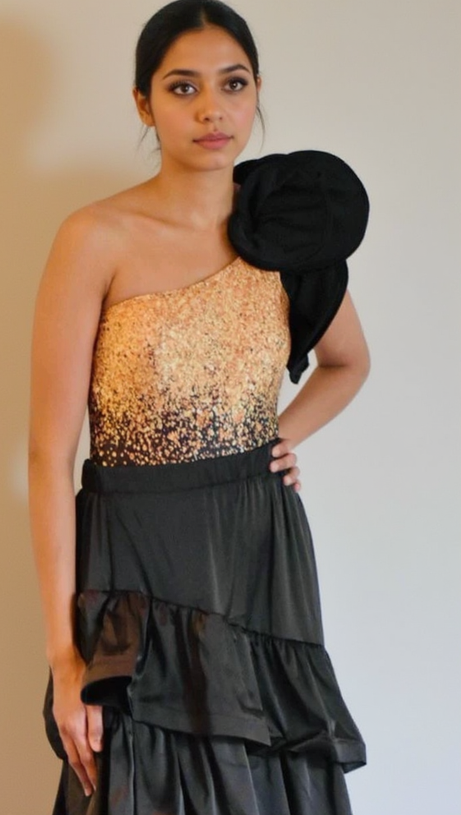 BADEANZUG UND ROCK MIT BLUMENPAILLETTEN