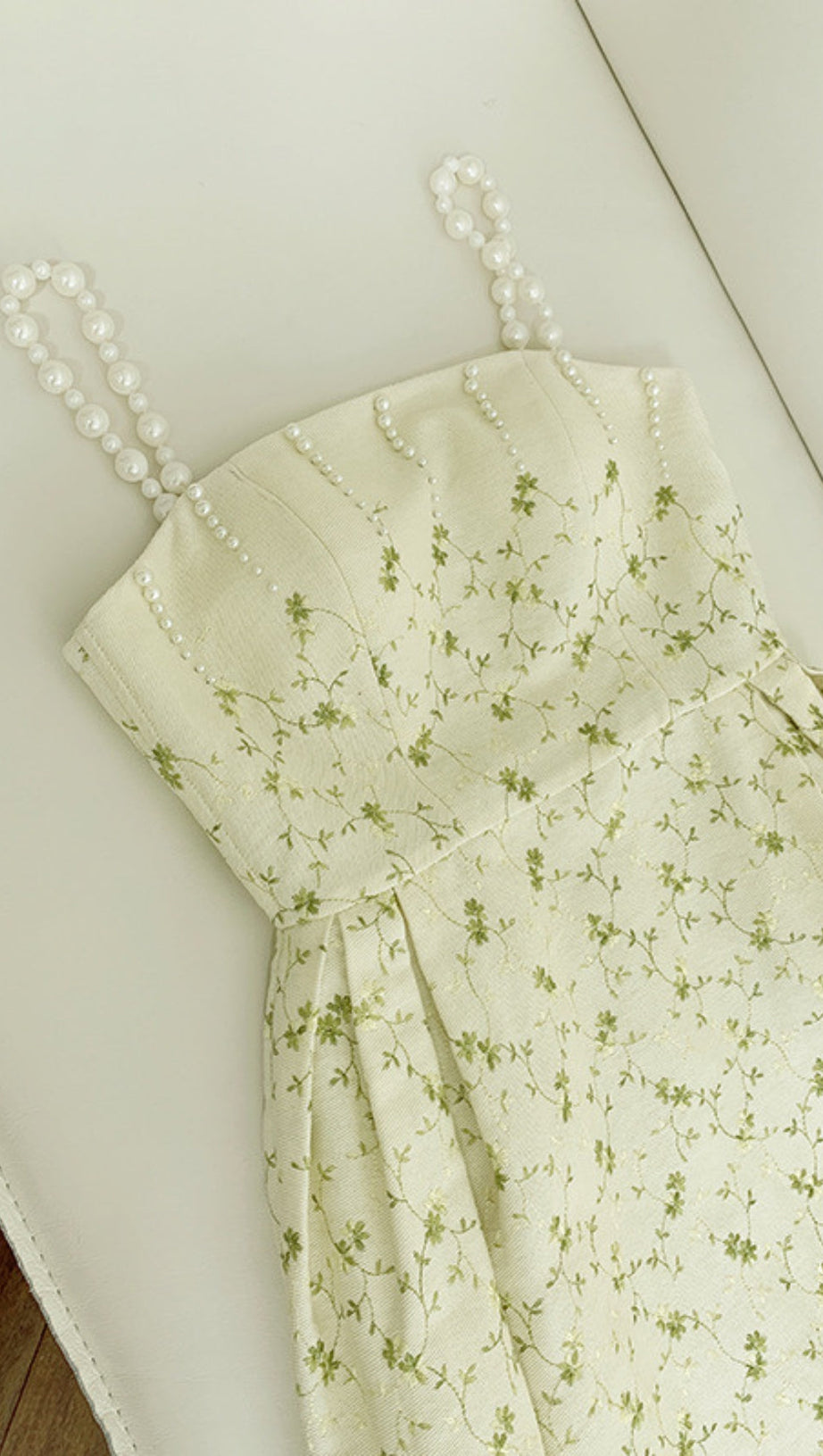 GRÜNES MIDIKLEID MIT PERLTRÄGERN UND DRUCK