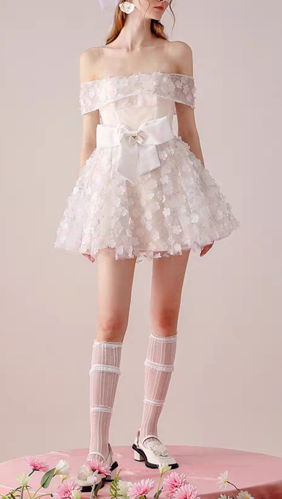 MINI ABITO MONOSPALLA FLOREALE CON FIOCCO E NODO IN BIANCO