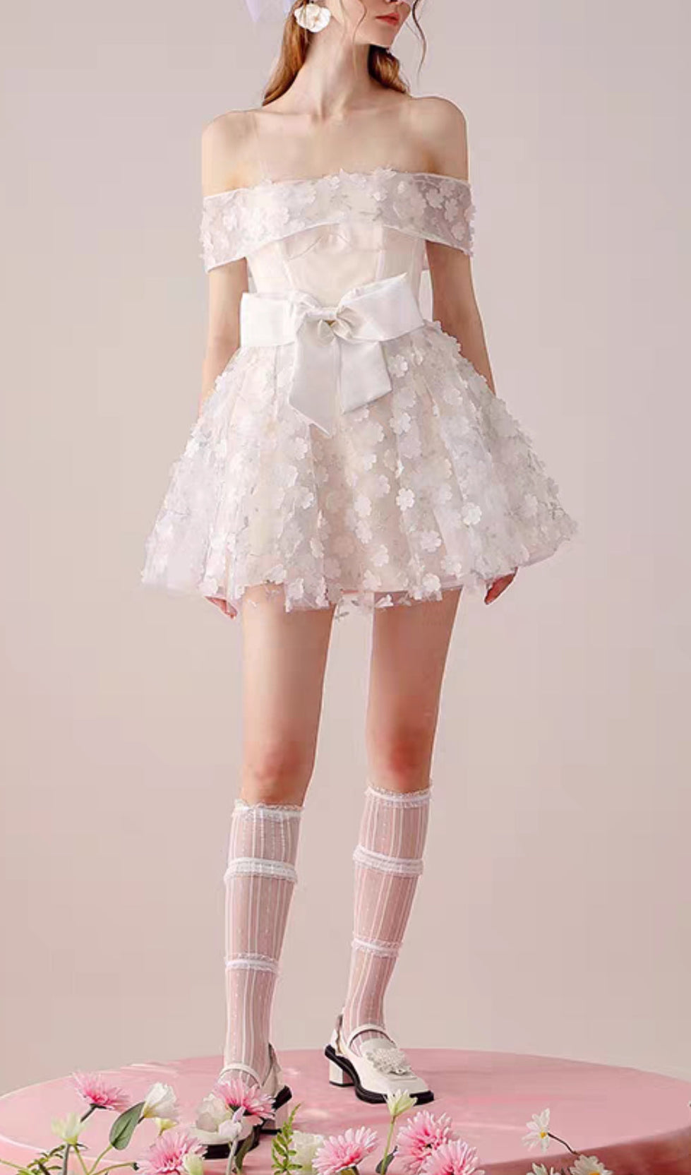 MINI ABITO MONOSPALLA FLOREALE CON FIOCCO E NODO IN BIANCO