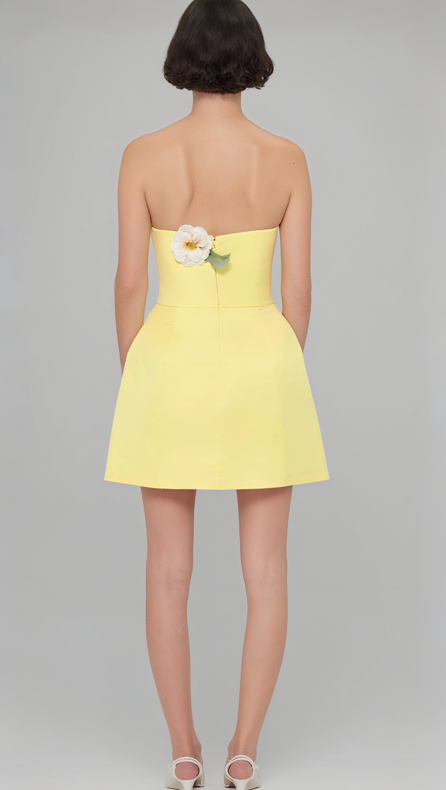 Suzanne – Bustier-Minikleid mit Blumenapplikation in Gelb