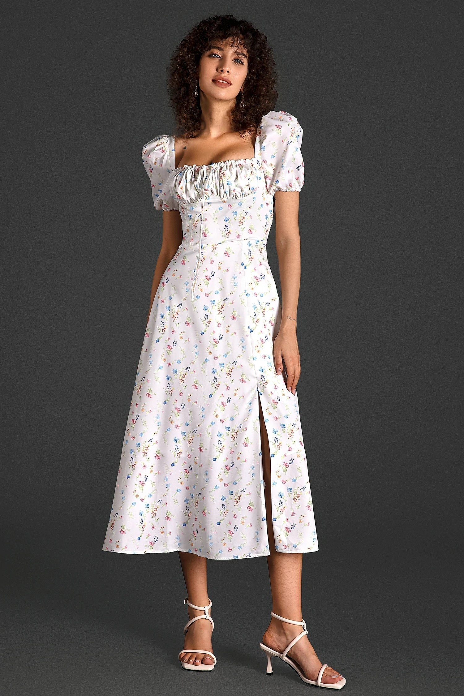 Diann – Geblümtes Kleid mit seitlichem Schlitz und Puffärmeln