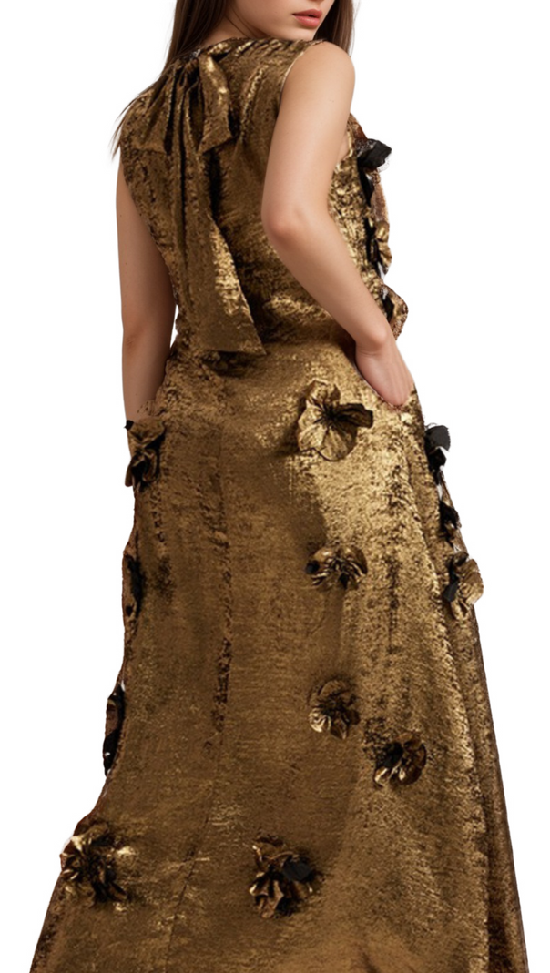 Adela – Maxikleid mit 3D-Blumenverzierung in Gold