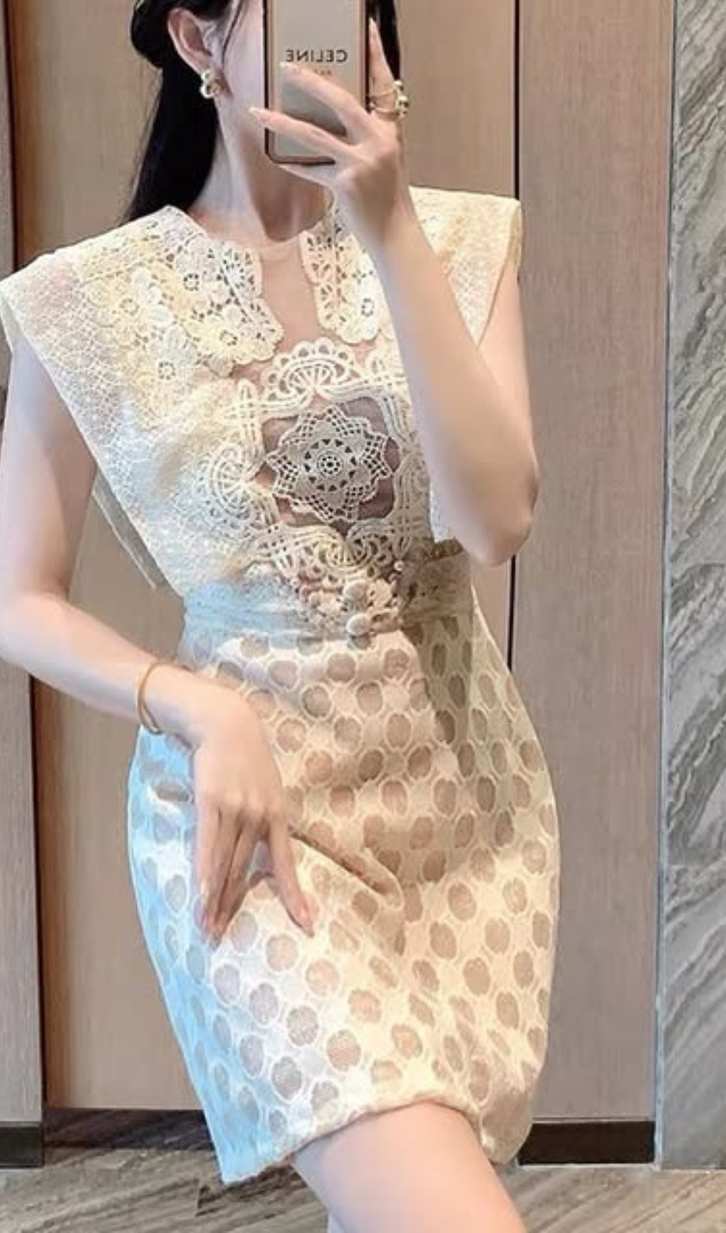 MINIKLEID MIT STICKEREI UND CUTOUTS IN APRICOT