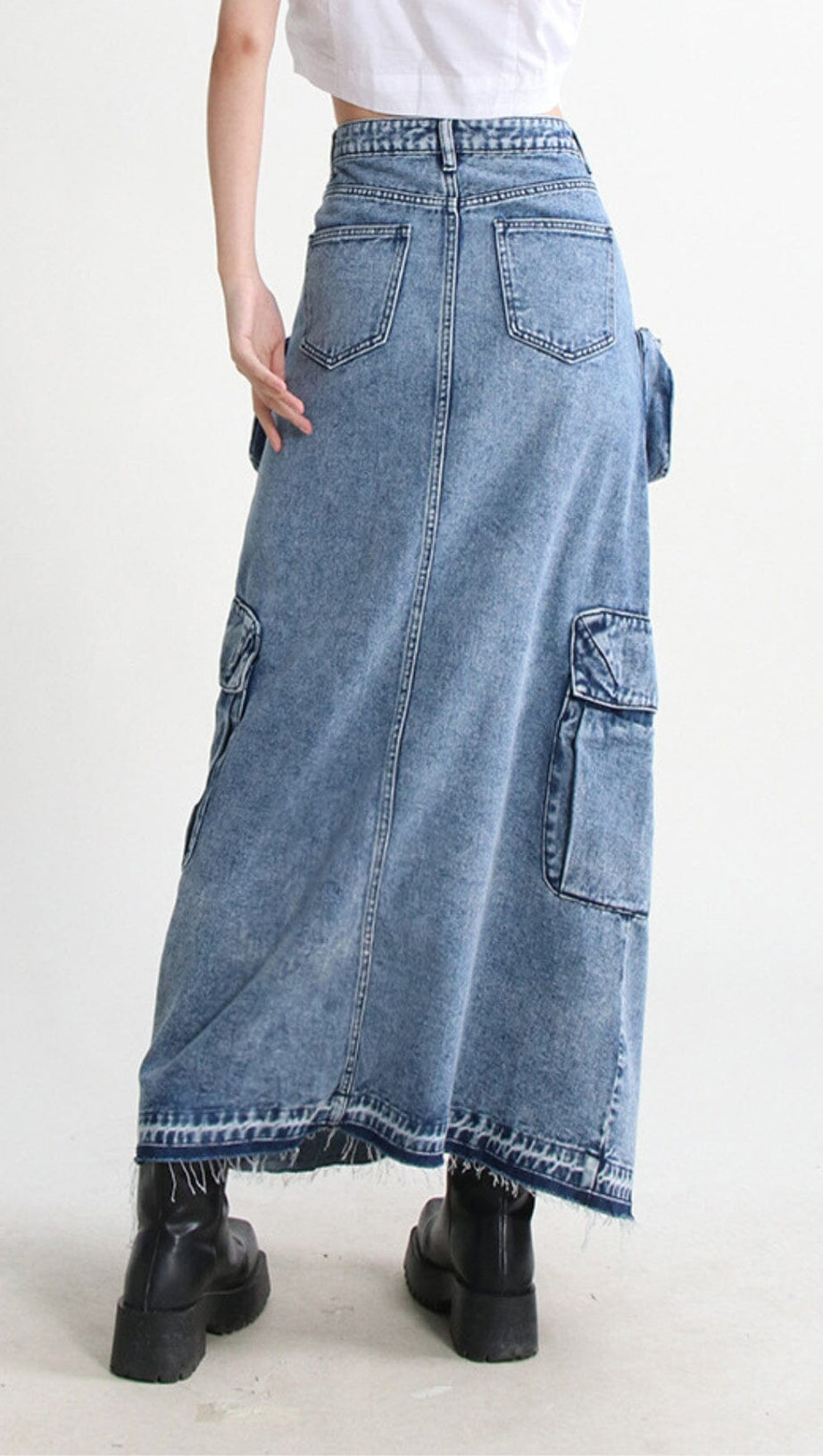POCKET SPLIT DENIM SKIRT IN BLUE