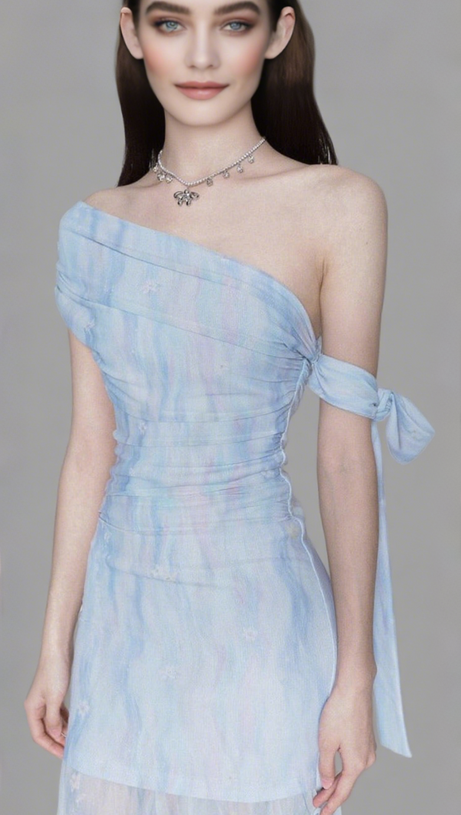 Rosalind – Schmal geschnittenes Maxikleid mit One-Shoulder-Träger und Plissee in Blau
