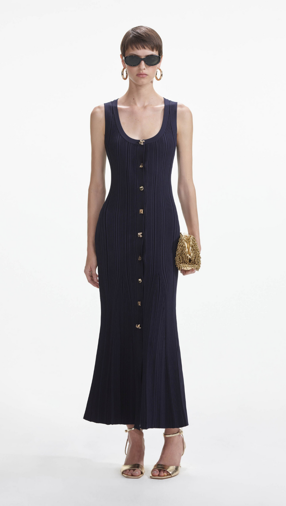 Mit Knöpfen verziertes, geripptes Strick-Midikleid in Marine