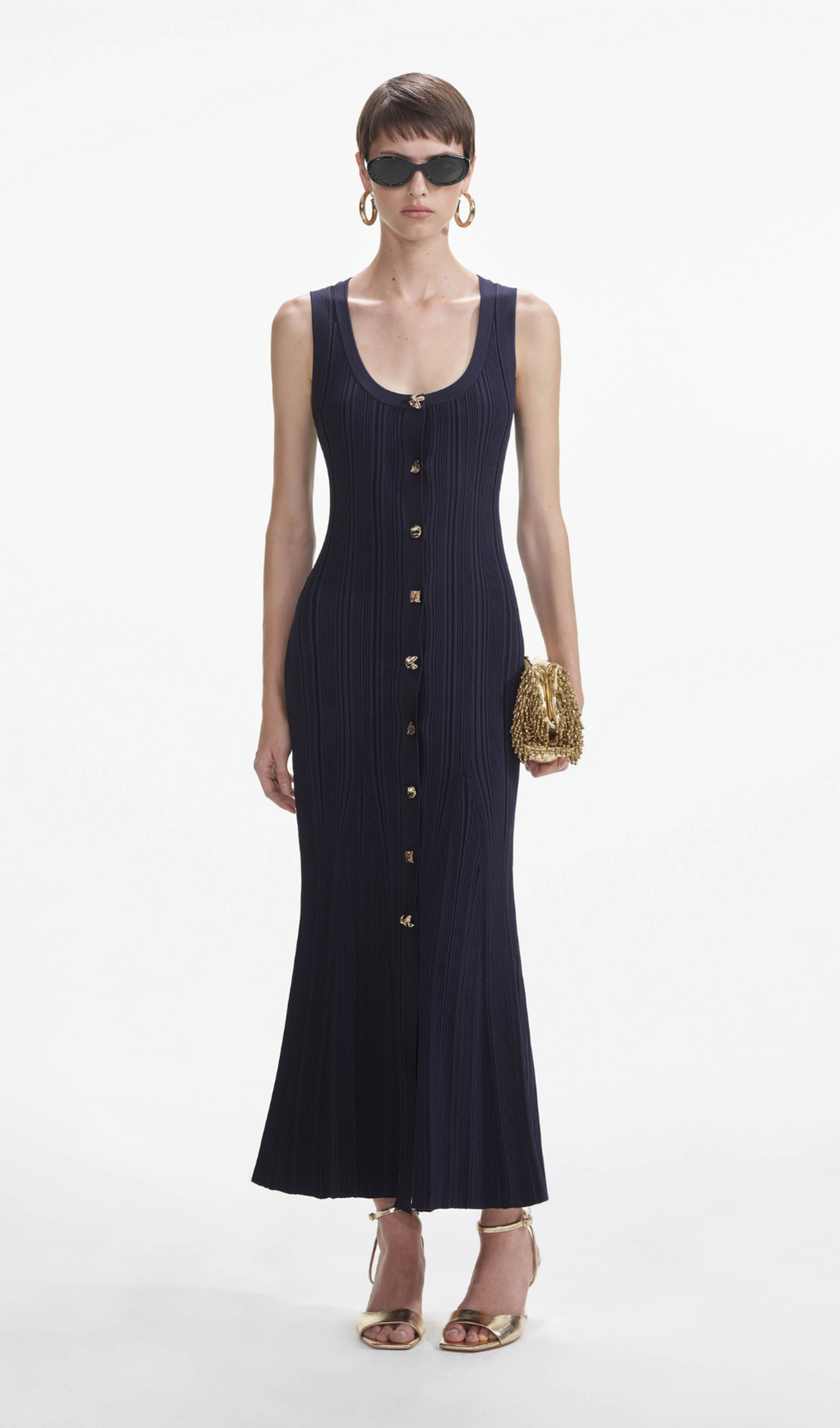 Mit Knöpfen verziertes, geripptes Strick-Midikleid in Marine